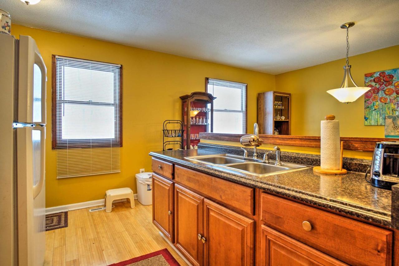 Wooded Twin Lakes Retreat 13 Mi To Lake Michigan! Exterior photo