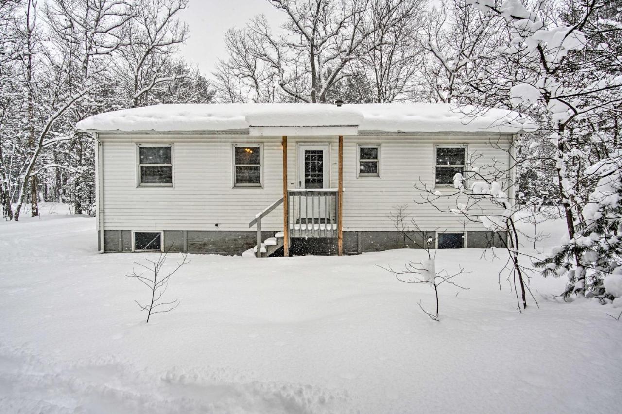 Wooded Twin Lakes Retreat 13 Mi To Lake Michigan! Exterior photo